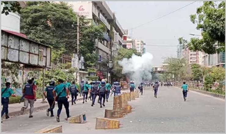 ধানমন্ডিতে আইডিয়াল কলেজ শিক্ষার্থীদের সঙ্গে পুলিশের সংঘর্ষ